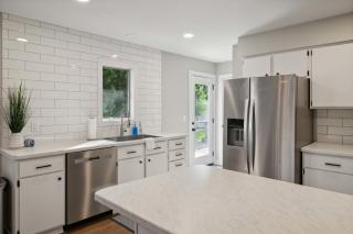 Serenity on Strauss 400 - Cozy Duplex in Prime Location - 4