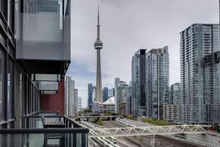 Exquisite 3BR Suite Downtown Toronto with Balcony - 9