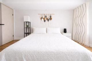 Bright Private 1BR Suite with Separate Entrance - 0