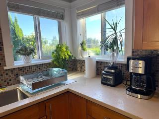 North Van Getaway with 3BR, Hot Tub and Huge Backyard - 2
