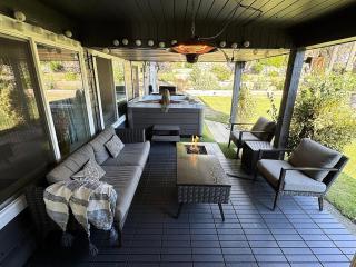 North Van Getaway with 3BR, Hot Tub and Huge Backyard - 7