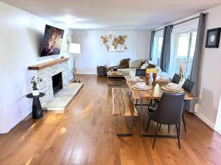 North Van Getaway with 3BR, Hot Tub and Huge Backyard - 6