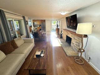North Van Getaway with 3BR, Hot Tub and Huge Backyard - 5