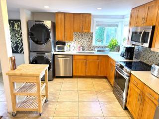 North Van Getaway with 3BR, Hot Tub and Huge Backyard - 4