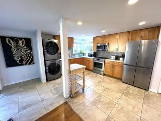 North Van Getaway with 3BR, Hot Tub and Huge Backyard - 9