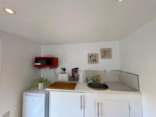 The Garden Room Cosy Tiny Home Near Peak District - 7