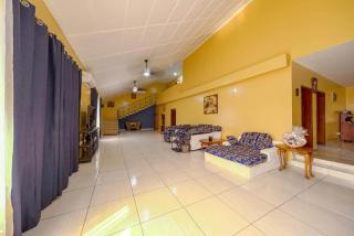Monrovia Executive Home - Fast Internet - 3