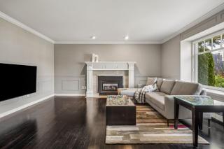 Spacious Queen Elizabeth Park Home-Walk to Train-Sleeps 10 - 4