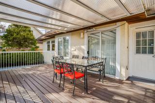Spacious Queen Elizabeth Park Home-Walk to Train-Sleeps 10 - 9