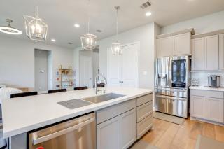 Commute to Austin! High-End Suburban Home w/ Yard - 2