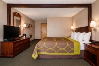 Super 8 by Wyndham Gallup - 1