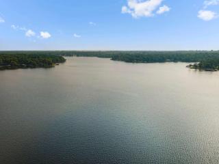 Sunset Cove Cottage- Lakefront With Bar Loft Sunroom & Pier - 9