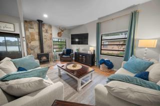 Sunset Cove Cottage- Lakefront With Bar Loft Sunroom & Pier - 0