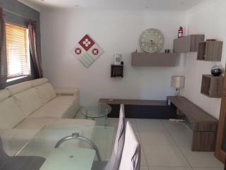 Modern room in prime area for beaches & nightlife! -Fast & easy self check in -Independent access -No Family sharing -Private Bathroom Option - 1