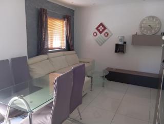 Modern room in prime area for beaches & nightlife! -Fast & easy self check in -Independent access -No Family sharing -Private Bathroom Option - St. Julianʼs - 7