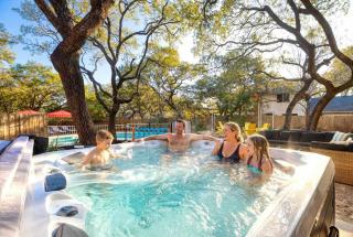 Sleeps 14 Backyard Games Movie Theater Spa - San Antonio - 5