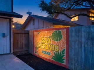 Sleeps 14 Backyard Games Movie Theater Spa - 5