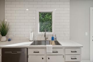 Serenity on Strauss 400 - Cozy Duplex in Prime Location - 3