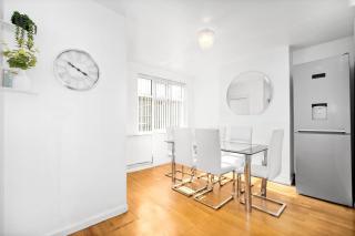 Family Home, Near to CityCentre, Parking Available - 2