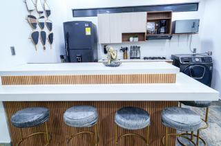 Provenza! Golden Jacuzzi - 5BR only 1 Block from lleras - 3