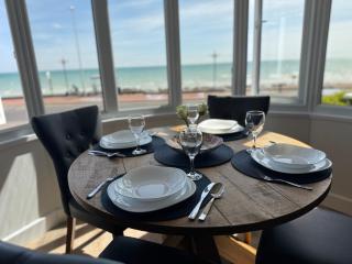 Worthing Beach 180 - Sea Views & Free Parking - 4