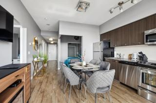 2 Bedroom & Den with Stunning Views of Lake Ontario - 5