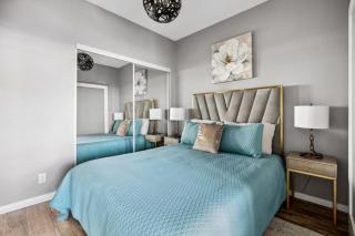 2 Bedroom & Den with Stunning Views of Lake Ontario - 1