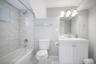 Spacious 7-Bedroom Home in Evanston - 5