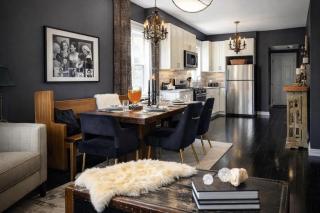 Spacious 7-Bedroom Home in Evanston - 4