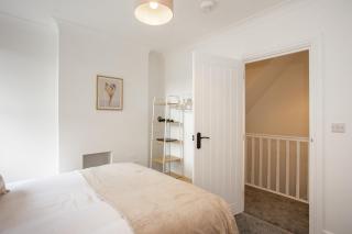 4 Bedroom House FREE off street parking - 4
