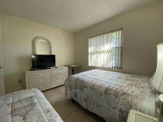 4330 Shorewalk lakeview condo close to IMG and Beach - 1
