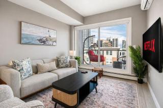 2 King Beds New Building Walk to Stampede 17th Av - 0