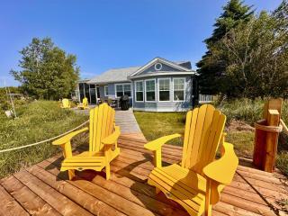 Coastal Lines Retreat Ocean Views. Sleeps 9 - 3