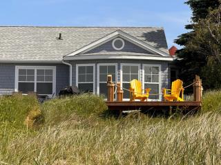 Coastal Lines Retreat Ocean Views. Sleeps 9 - 8