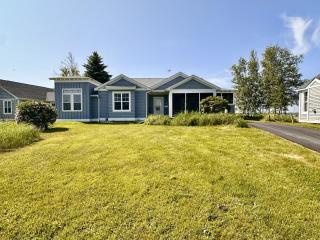 Coastal Lines Retreat Ocean Views. Sleeps 9 - 9