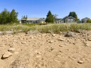 Coastal Lines Retreat Ocean Views. Sleeps 9 - 0