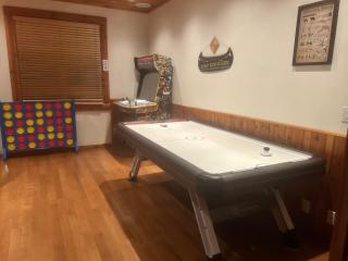 Casa De Oso Lakefront - Make memories at this stunning home! Billiards & Cinema room - 9