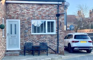 Little Yorkie Hideaway Central & Free Parking - 9