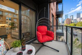 Modern 2 King Beds Condo w Gym Stampede and 17 Ave - 9