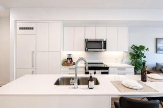 Modern 2 King Beds Condo w Gym Stampede and 17 Ave - 1