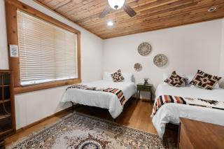 Casa De Oso Lakefront - Make memories at this stunning home! Billiards & Cinema room - 7