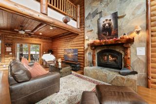 Casa De Oso Lakefront - Make memories at this stunning home! Billiards & Cinema room - 6