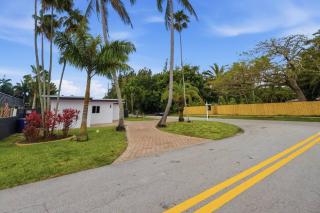 Barbie Poolhouse | 3 Ensuite BR | Outdoor Dining - 1
