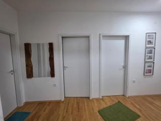 Central 92m upscale home with an office, piano & yoga space - 7