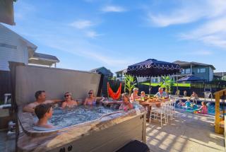 New home, pool, sauna, hot tub, sleeps 14, 3 bath - 5