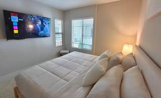 Central Los Angeles Gem I Spacious 2BR 2BA I Spa Parking - 8