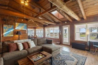 Lakefront Log Cabin - Kayaks & Outdoor Fireplace - 7