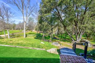 Majestic Mountain Retreat Neat Yosemite with Deck - 4