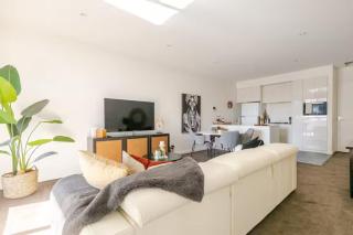 Lux 2BR Apt on Hindmarsh SQ-Pool-Gym-Sauna-Parking - 8