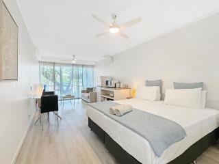 Blue on Blue Deluxe King or Twin room, steps from ferry, amazing pool, wifi - 8